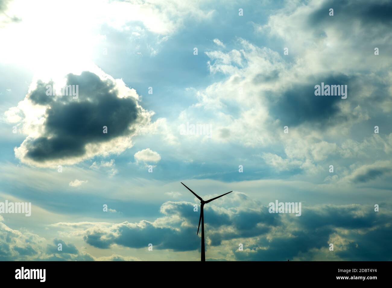 Wind turbine sous un ciel dramatique. Banque D'Images
