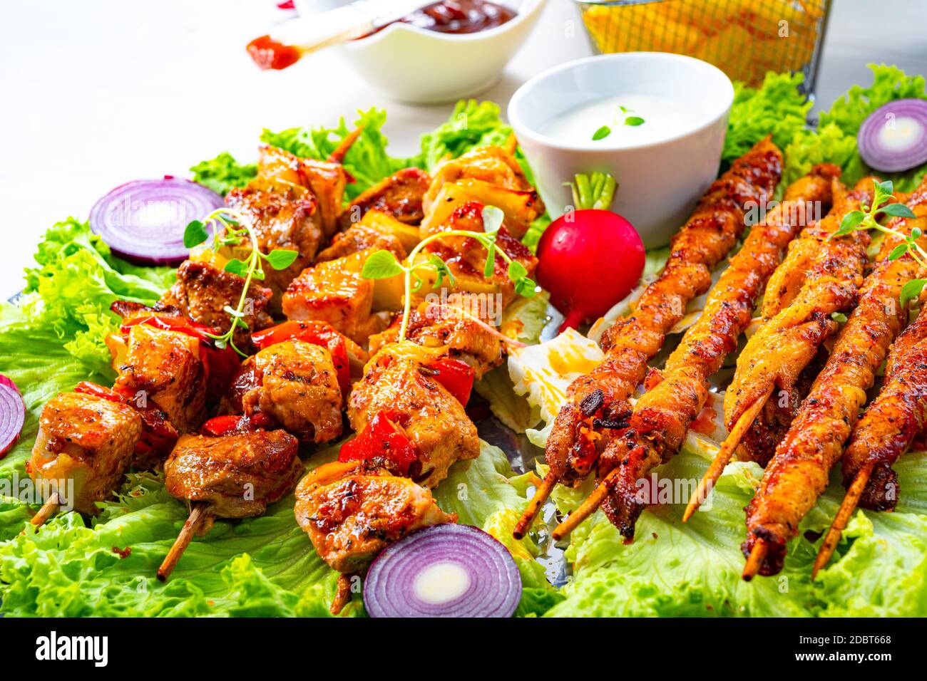 Szaszlyk grillé et torches à la viande avec salade verte Banque D'Images