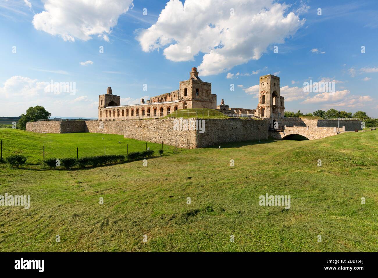 Ujazd, Pologne - 10 juillet 2020 : ruines du château du XVIIe siècle de Krzyztopo, palais de style italien à fortezza. Il a été construit par un noble polonais et VOI Banque D'Images