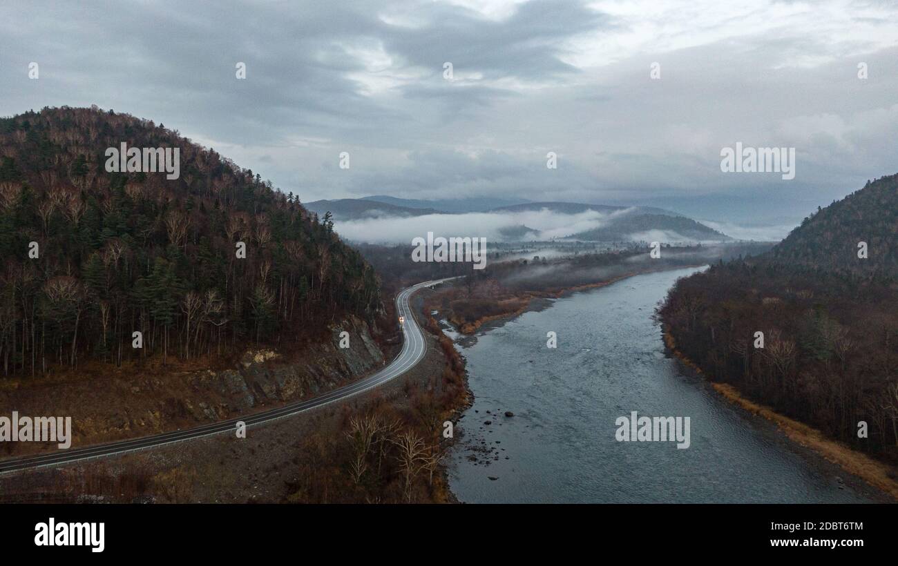 Vallée de la rivière de montagne Anyuy. Le territoire de Khabarovsk dans l'extrême-Orient de la Russie. La vue sur la rivière Angui est magnifique. Parc national de l'Anyu Banque D'Images