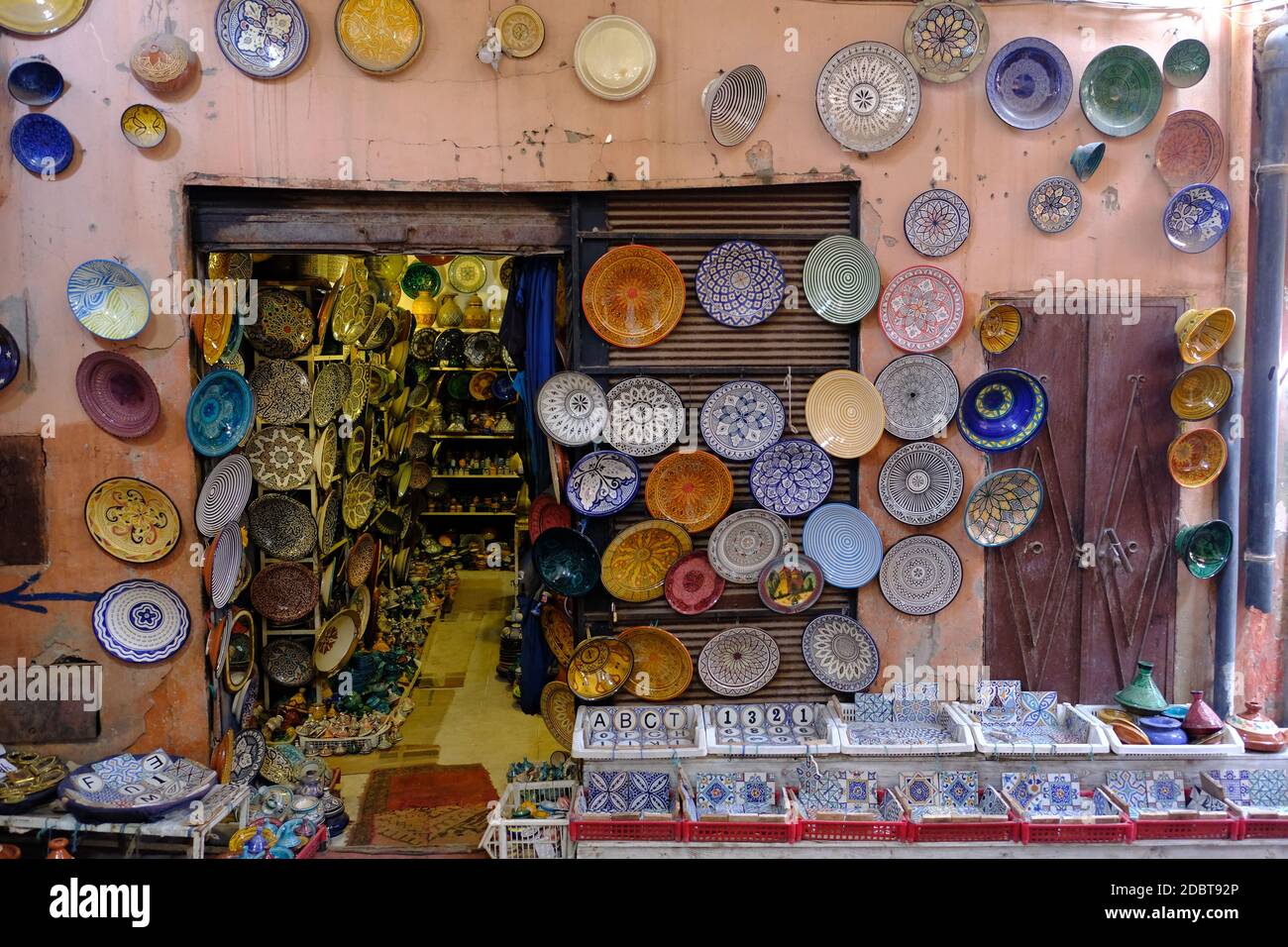 Maroc Marrakech - magasin marocain coloré d'assiettes en céramique faites à la main Banque D'Images