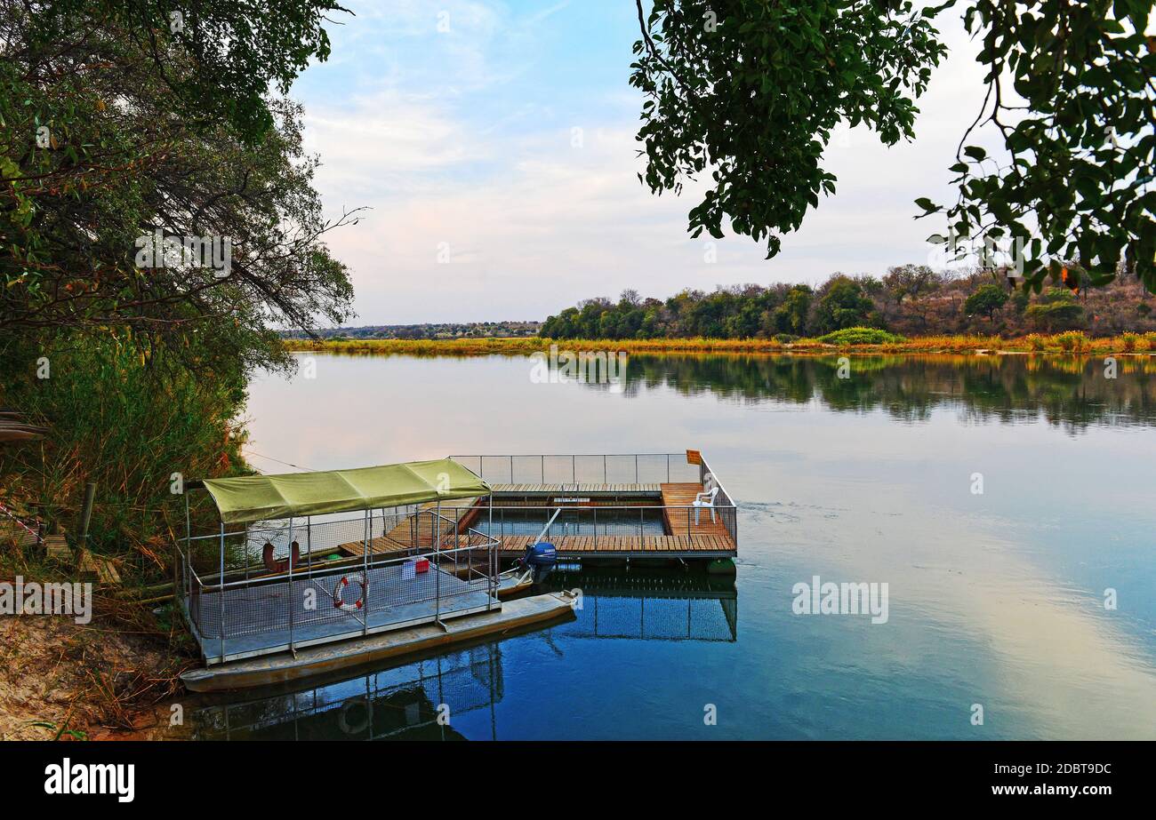 Piscine à l'épreuve des crocodiles dans la rivière du camp de Ngepi en Namibie Banque D'Images