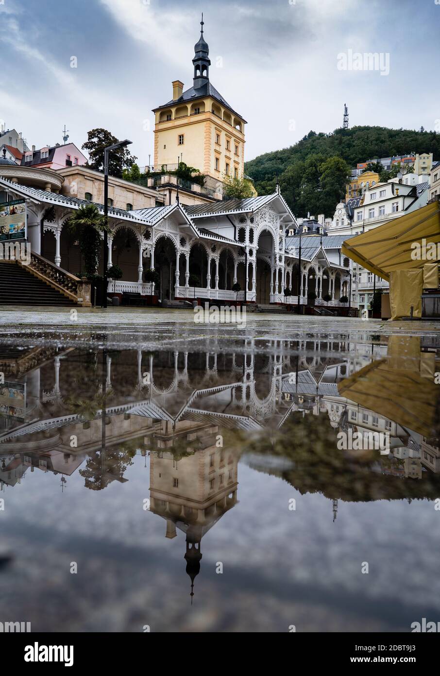 Reflet de la Colonnade du marché de Karlovy Vary, République tchèque après la pluie Banque D'Images