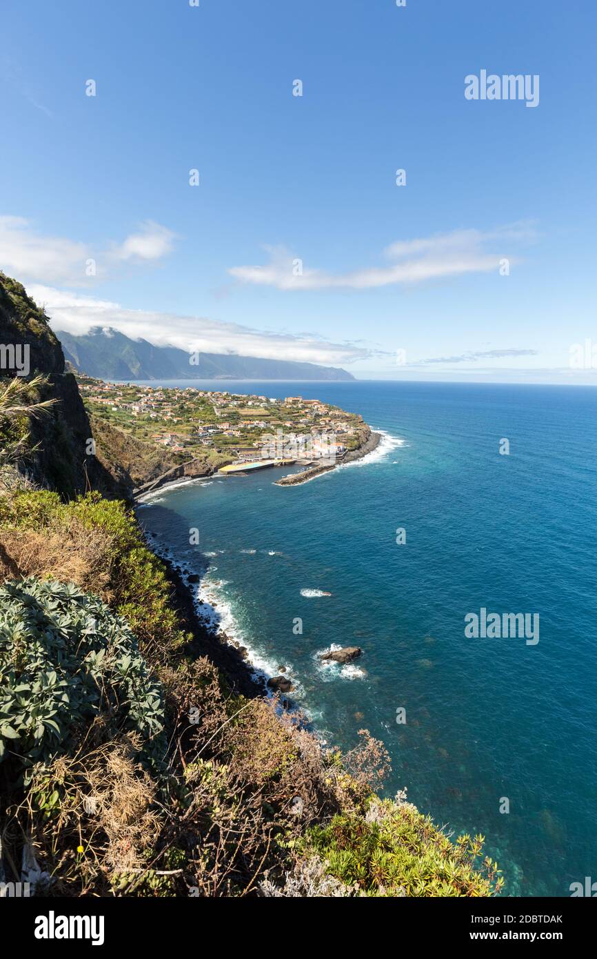 Ponta Delgada sur la côte nord de l'île de Madère, Portugal Banque D'Images