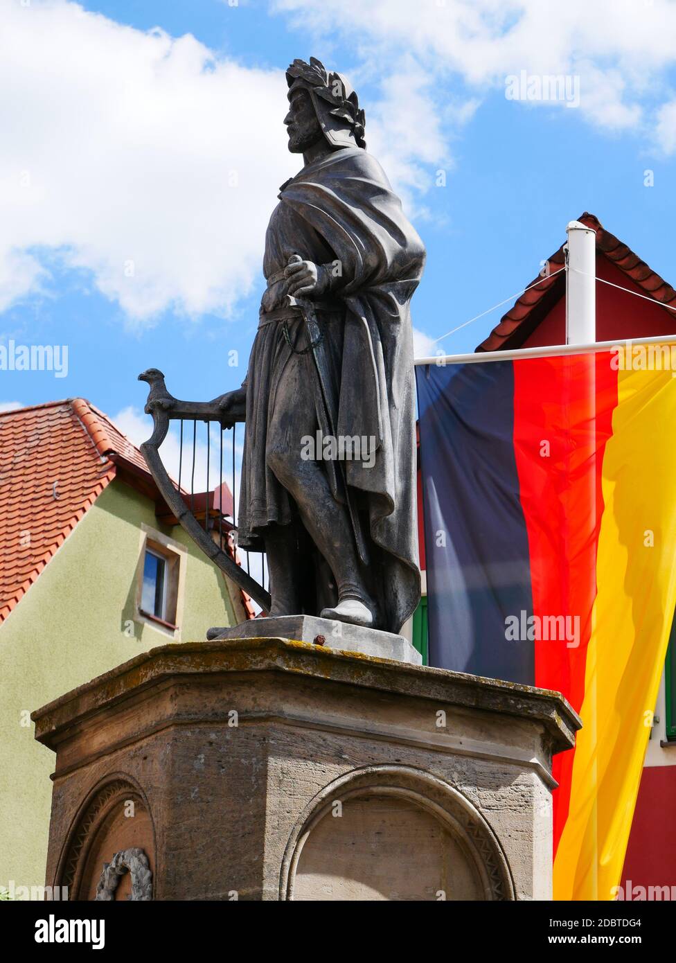Monument de Wolfram von Eschenbach à Wolframs-Eschenbach place du marché poète Knight Minstrel poète Parzival médiéval Harp drapeau Allemagne Histoire allemande moyenne Franconie célèbre Banque D'Images