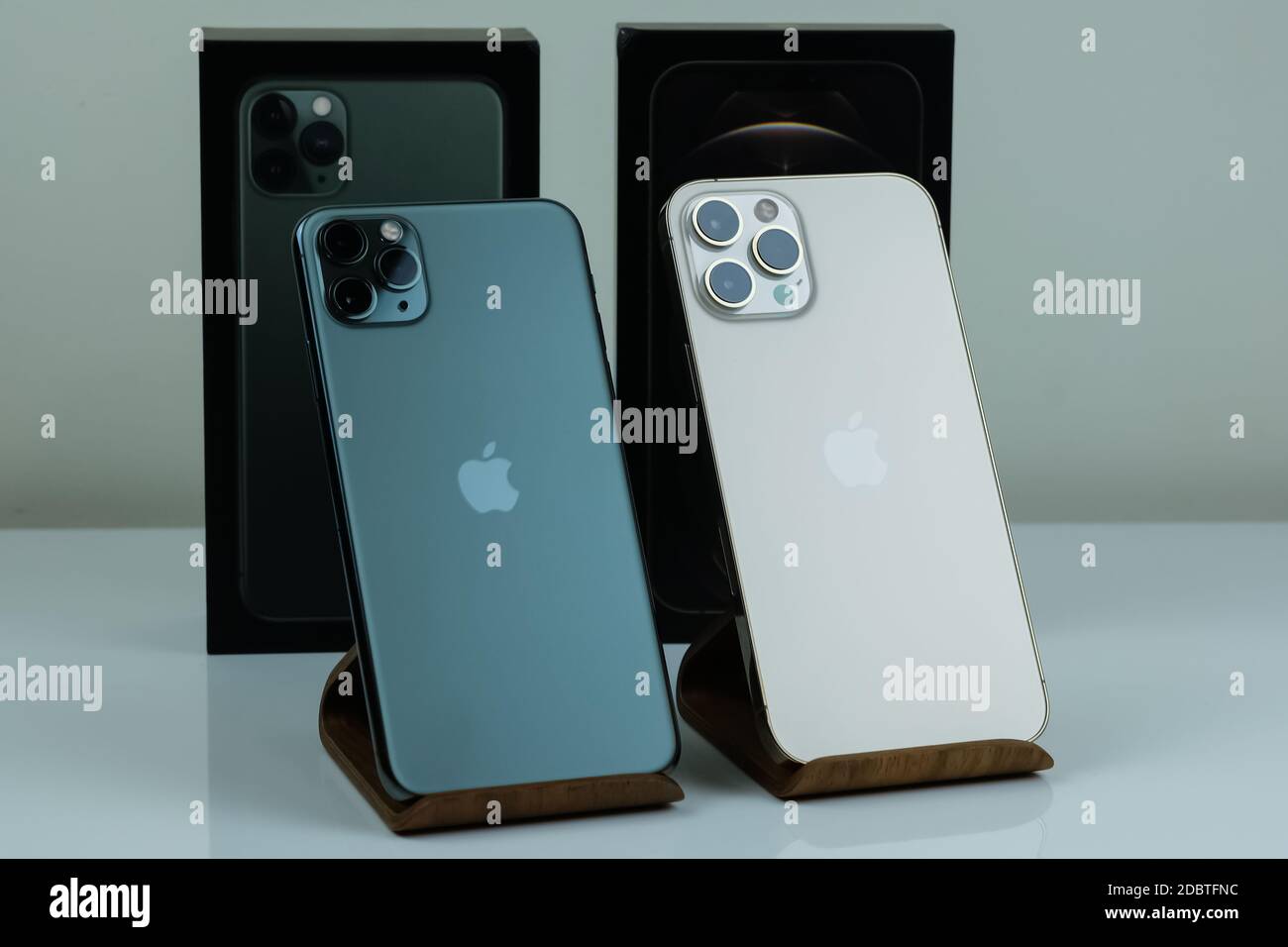 IPhone 12 Pro Max en or à côté de l'iPhone 11 Pro Max en vert minuit Photo  Stock - Alamy