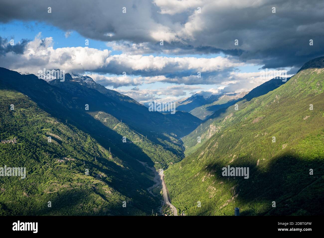 Vue sur la vallée de la Maurienne, les montagnes des Alpes françaises Banque D'Images