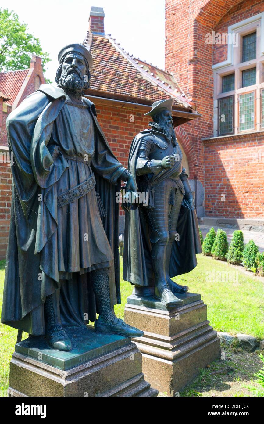 Malbork, Pologne - 25 juin 2020 : Château de Malbork du XIIIe siècle, forteresse médiévale teutonique sur la rivière Nogat. Figures Grands maîtres de l'Ord teutonique Banque D'Images