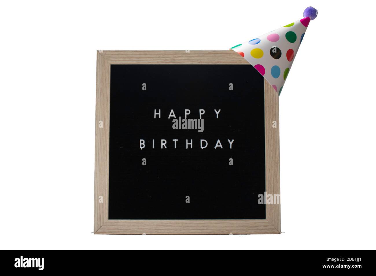 Un Panneau A Motif De Bouleau Qui Indique Un Joyeux Anniversaire En Lettres Blanches Avec Un Chapeau De Fete Blanc Sur Un Fond Blanc Pur Photo Stock Alamy