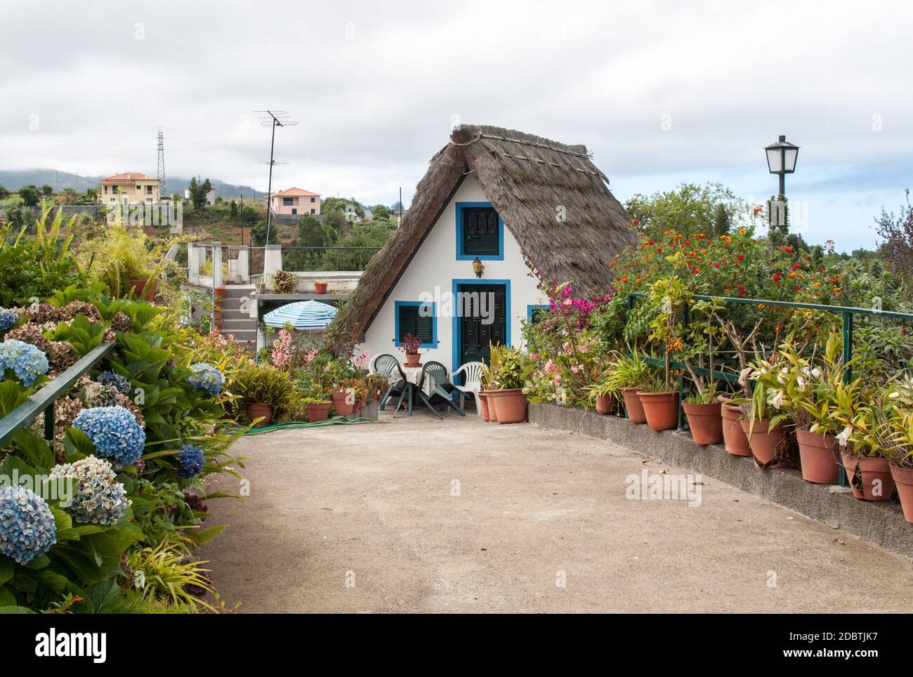 SANTANA, MADÈRE, PORTUGAL 9 SEPTEMBRE 2016: Maison rurale traditionnelle à Santana sur l'île de Madère, Portugal Banque D'Images