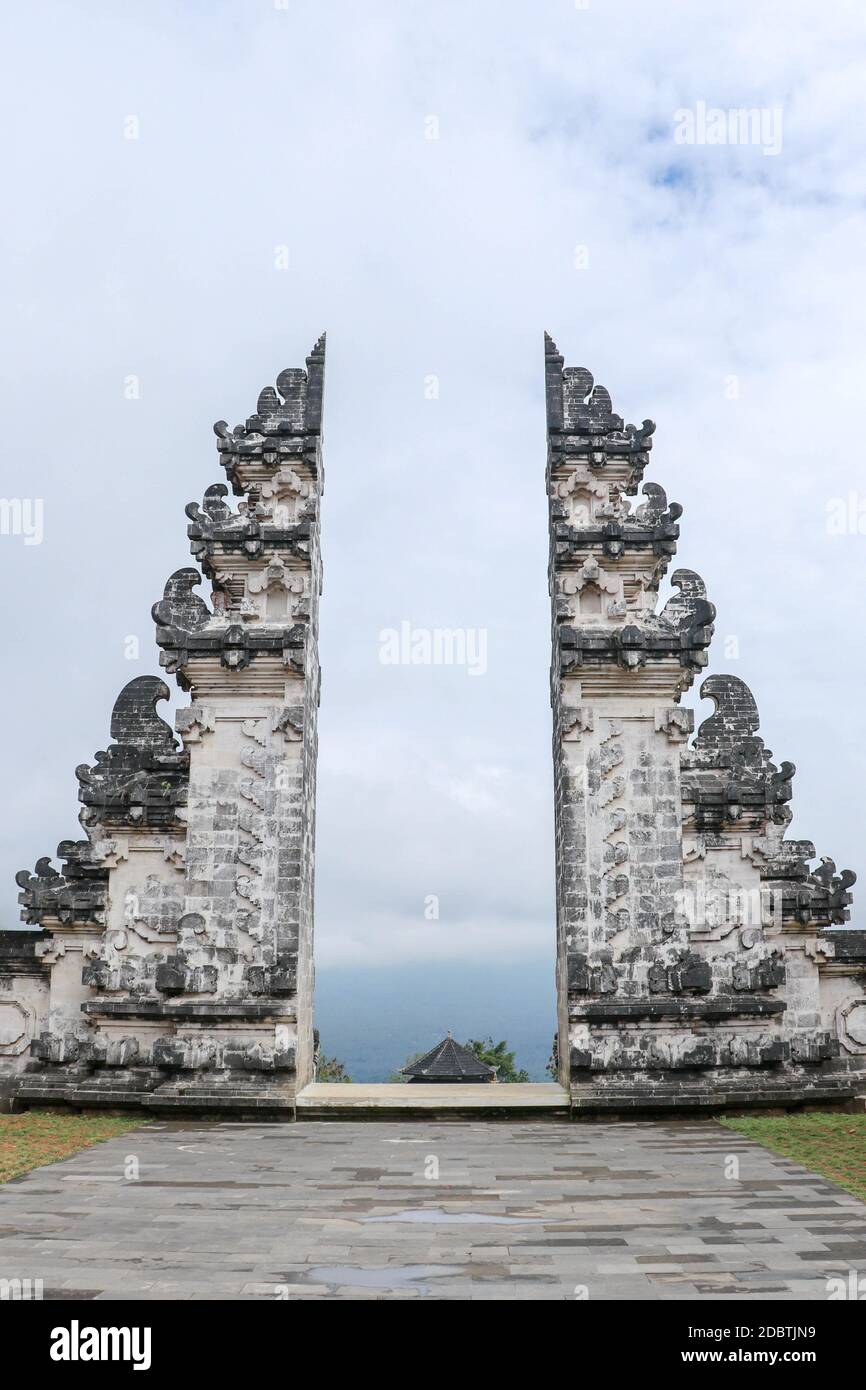 Photo libre de droit de Reflet Miroir Naturel De La Porte Balinaise Vers Le  Ciel À La Porte Du Temple Pura Penataran Agung Lempuyang À Bali Indonésie  banque d'images et plus d'images