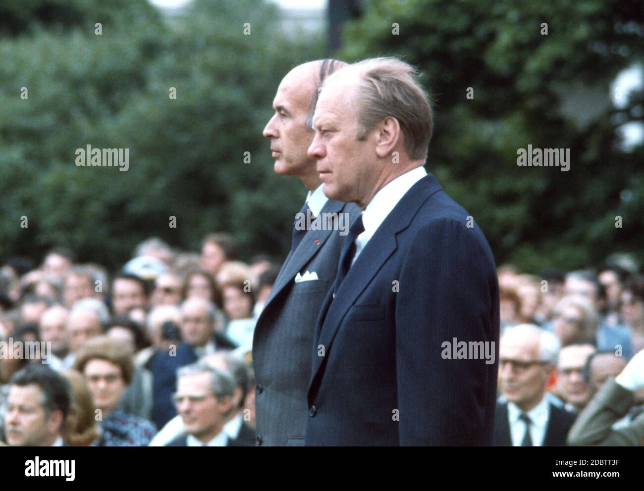 Le président des États-Unis Gerald R. Ford, à droite, accueille le président français Valéry Giscard d'Estaing, à gauche, à la Maison Blanche à Washington, DC pour une visite d'État le 17 mai 1976. Credit: Arnie Sachs / CNP / MediaPunch Banque D'Images