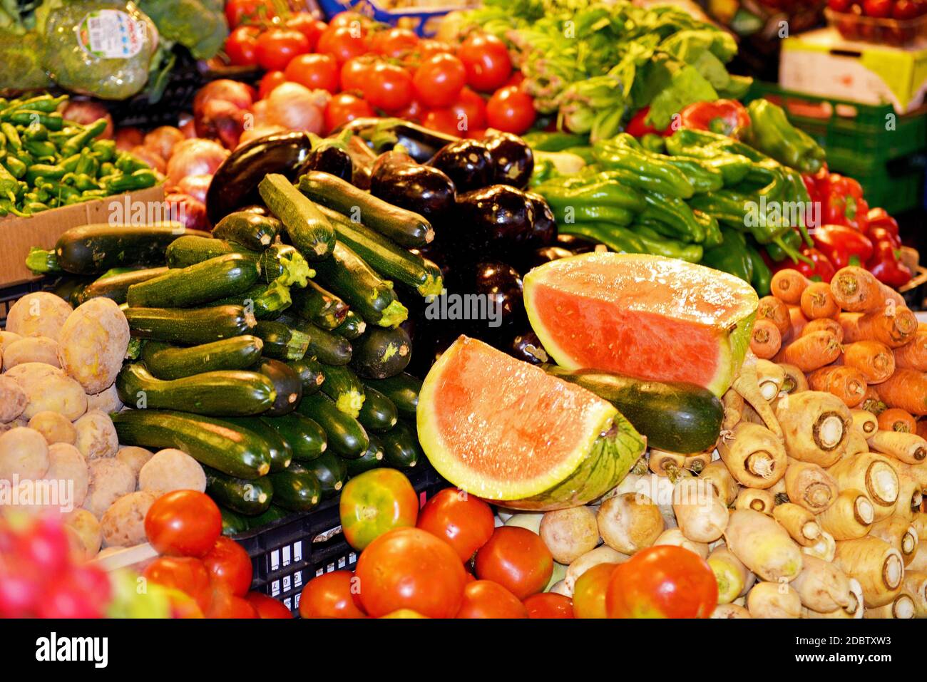 Mercat de la Boqueria à Barcelone, Espagne célèbre, marché public animé qui ne laisse rien à désirer, offrant de la viande, du poisson, des fruits, des légumes et d'autres aliments Banque D'Images