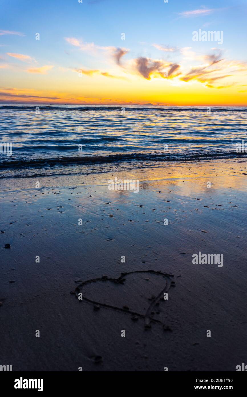 Magnifique Coucher De Soleil Sur Le Bord De Mer Des Pays Bas En Ete Photo Stock Alamy