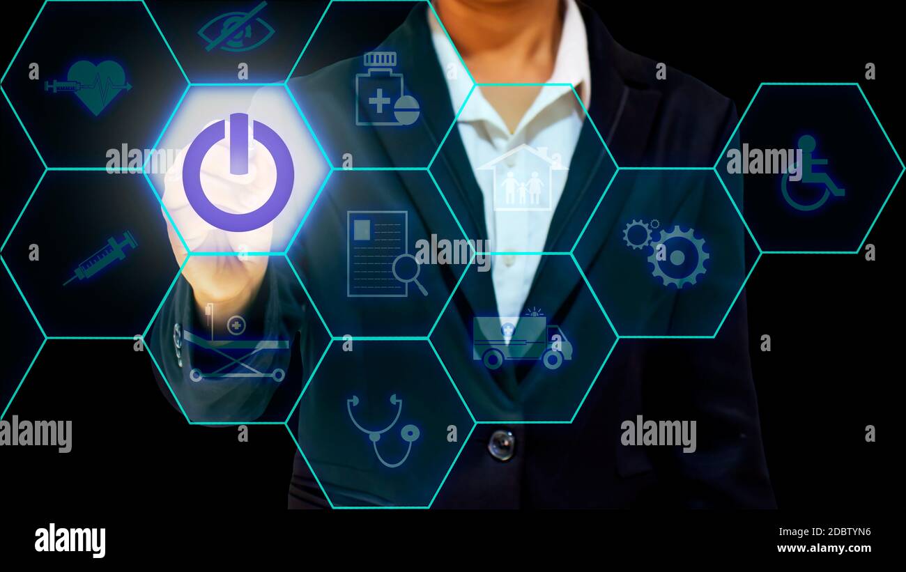 La main de la femme qui appuie sur le commutateur comprend une icône médicale, un concept de soins de santé et de soins médicaux. Banque D'Images