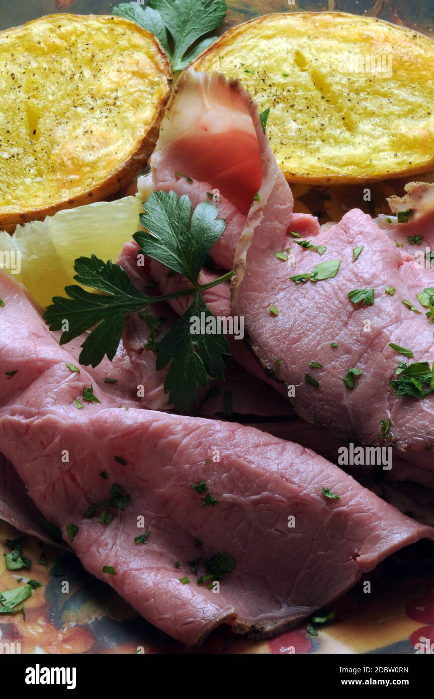 Rôti de bœuf avec pommes de terre rôties et citron Banque D'Images