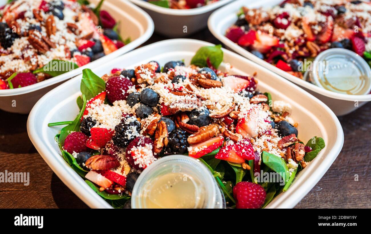 Salade d'épinards aux baies, feta et pacanes confits Banque D'Images