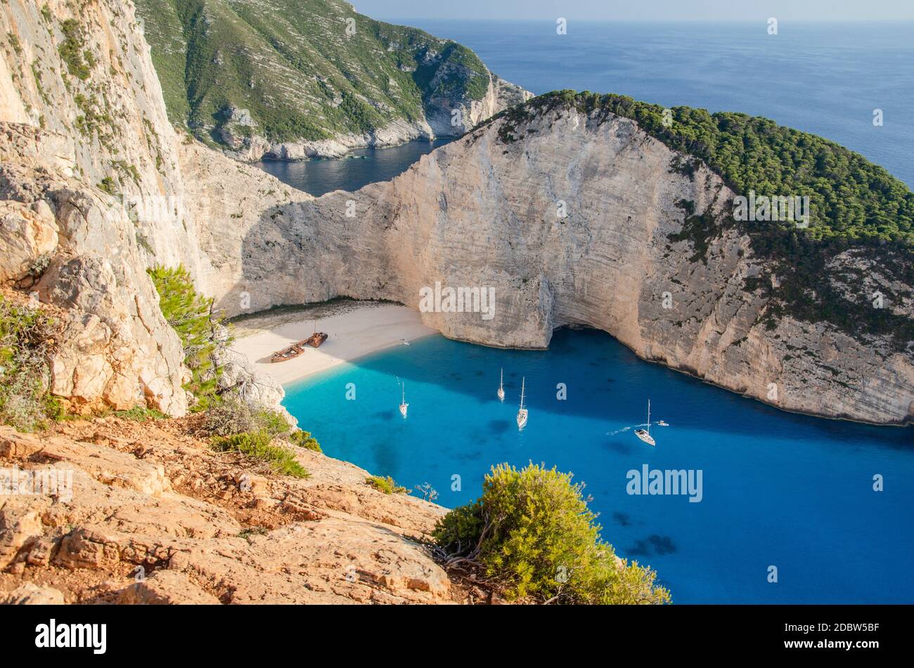 Plage pittoresque de Navagio avec naufrage célèbre sur la côte nord-ouest de l'île de Zakynthos, Grèce Banque D'Images