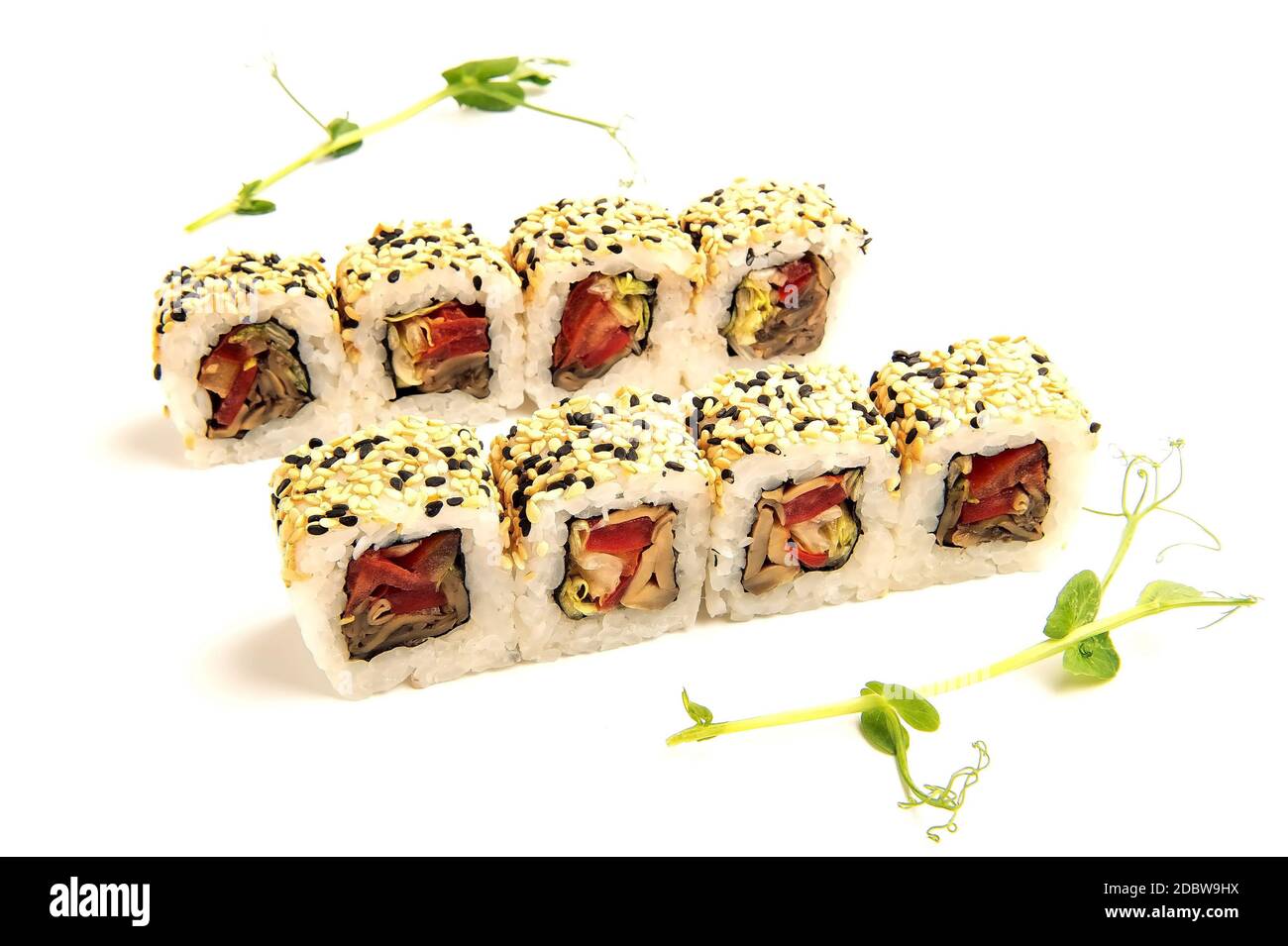 gros plan sur les baguettes en prenant une partie du rouleau de sushi le restaurant de table / manger des sushis roulent à l'aide de baguettes Banque D'Images