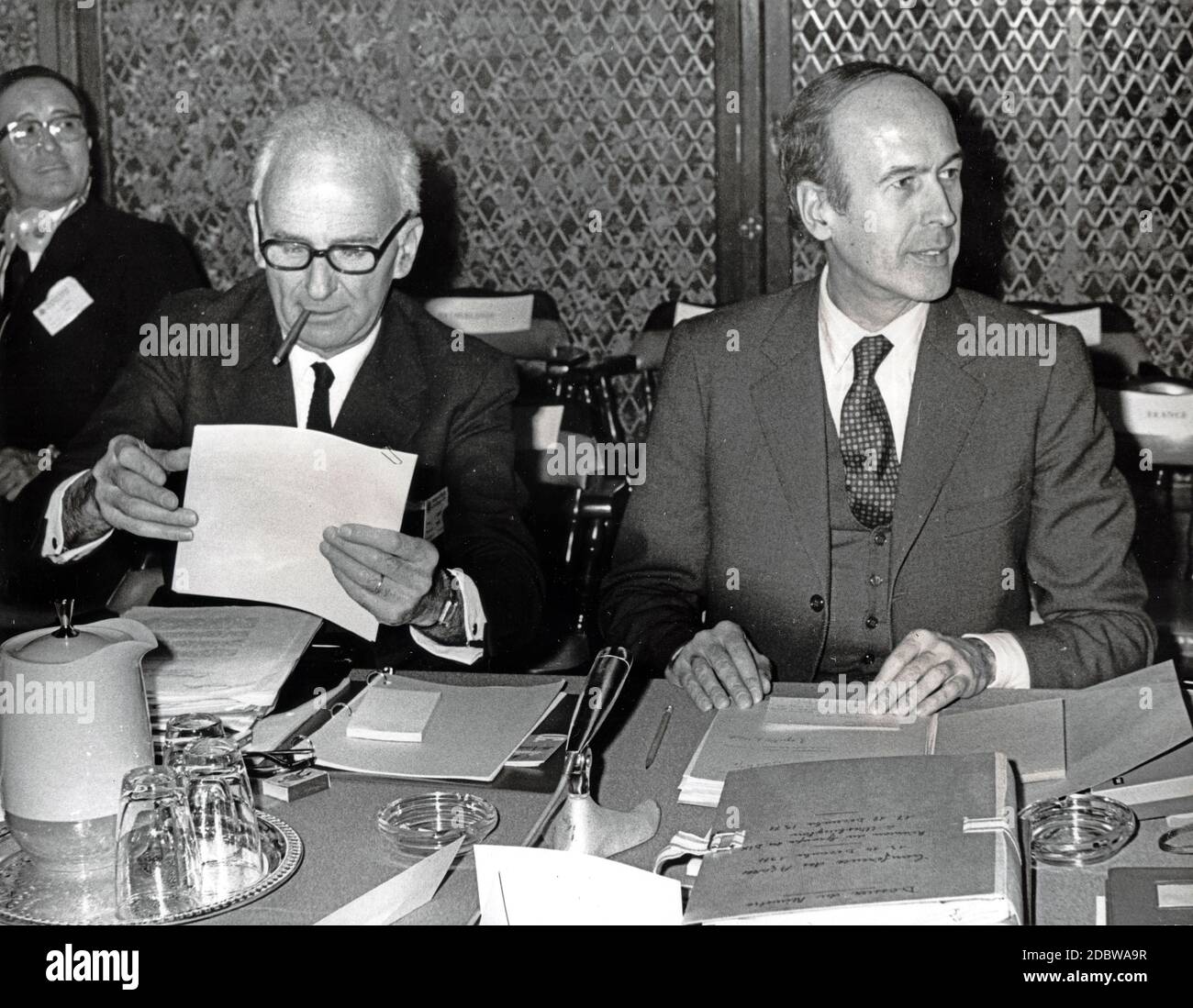 Ministre de l'Economie et des Finances Valéry Giscard d'Estaing, de France, à droite et ambassadeur de France aux États-Unis Oliver Wormser assiste aux réunions du Groupe des dix Finances à Washington, DC, le 17 décembre 1971. Credit: Benjamin E. 'Gene' forte/CNP | usage dans le monde entier Banque D'Images