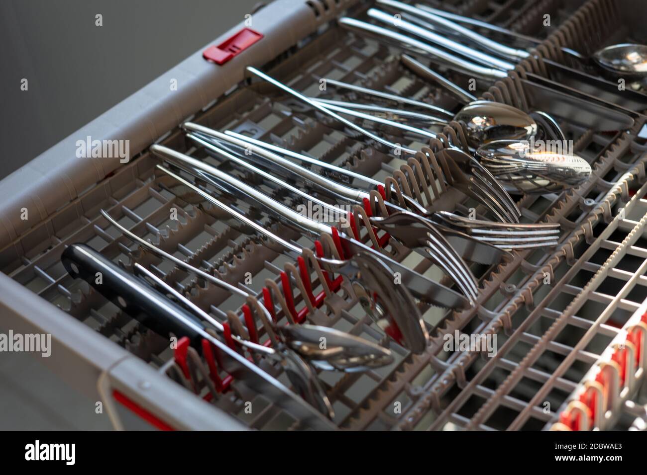 ouvrez le lave-vaisselle dans lequel le tiroir à couverts est ouvert.  fourchettes couteau et cuillère à nettoyer Photo Stock - Alamy