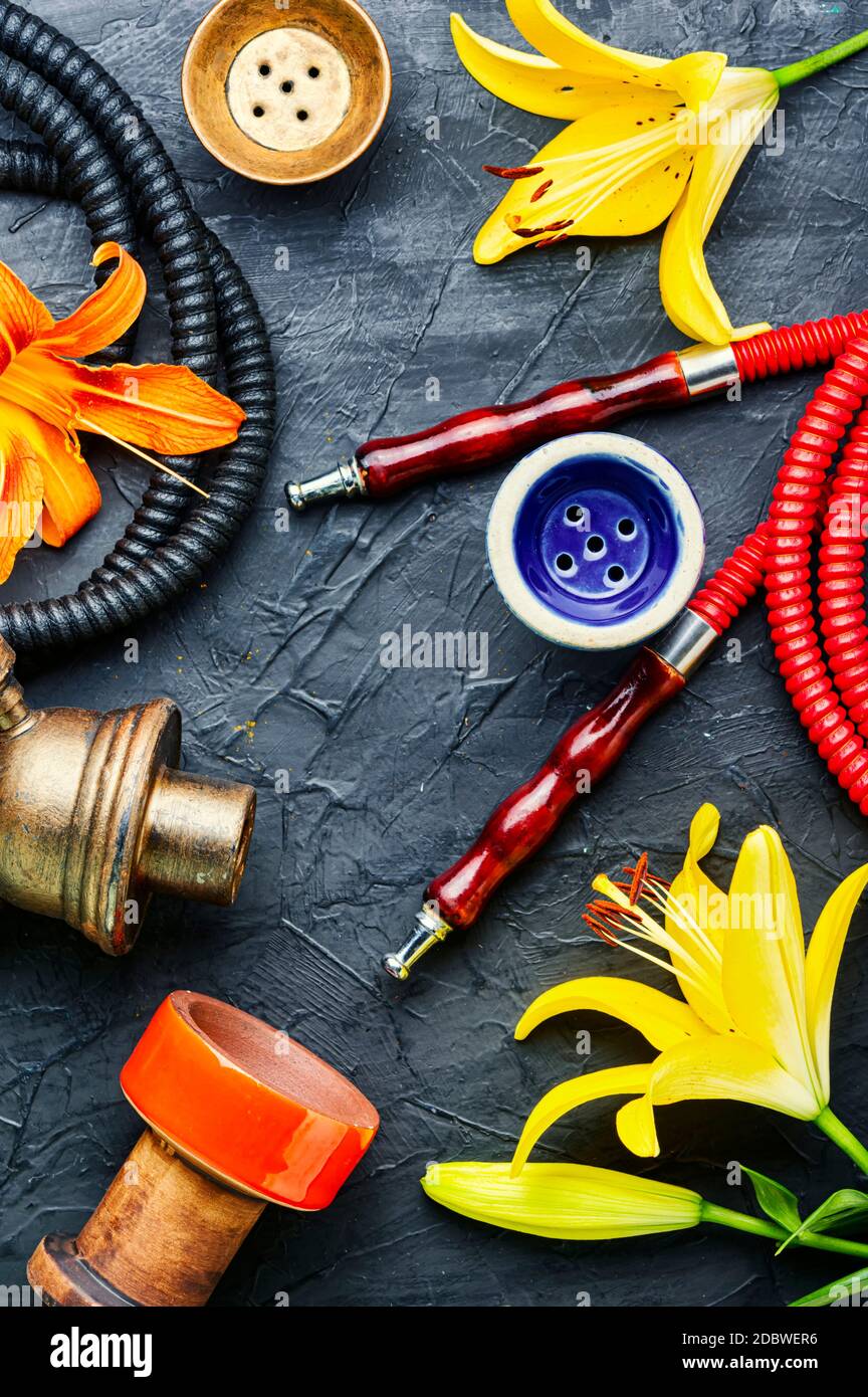 Narguilé asiatique fumant avec tabac à fleurs parfumé. Chicha au goût de Lily Banque D'Images