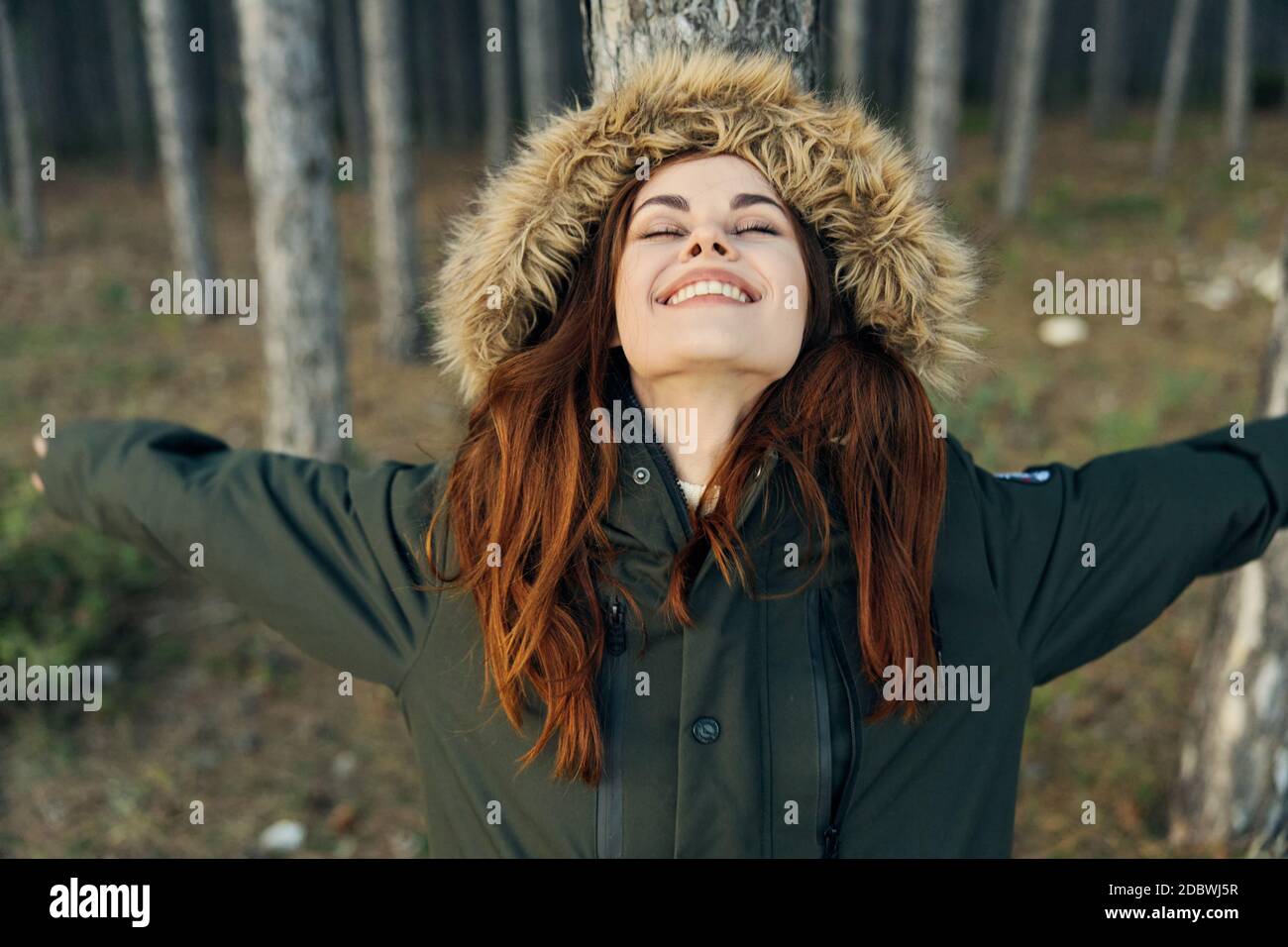 Femme en veste avec les yeux fermés nature liberté de voyage Photo Stock -  Alamy