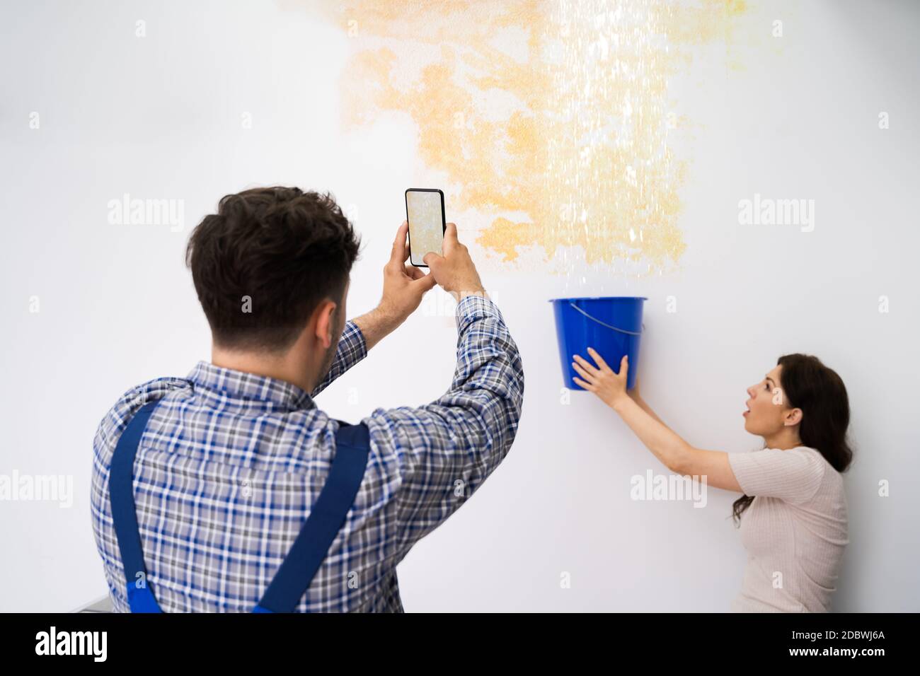 Taches de plafond dues aux fuites d'eau et aux inondations Banque D'Images