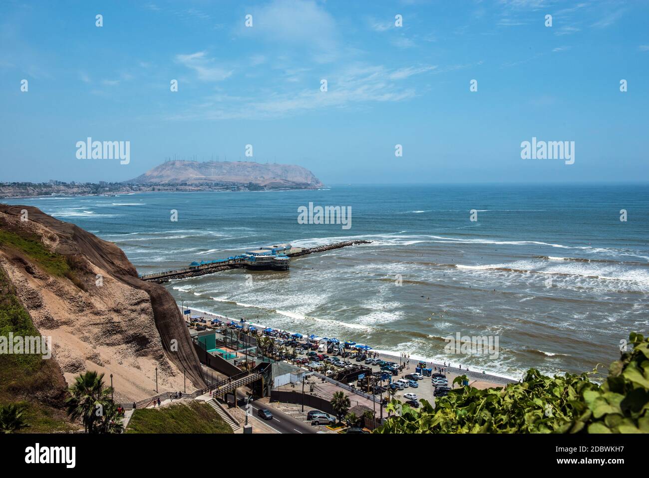 Vue depuis le parc des amoureux sur le Pacifique et le restaurant gastronomique la Rosa Nautica à Lima, Pérou Banque D'Images