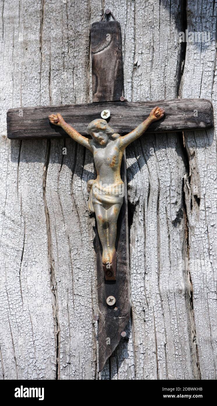 Crucifix rouillé sur tronc en bois Banque D'Images