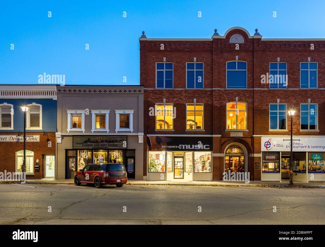 Édifices historiques de Courthouse Square au crépuscule dans le centre-ville de Goderich, comté de Huron, Ontario, Canada. Banque D'Images