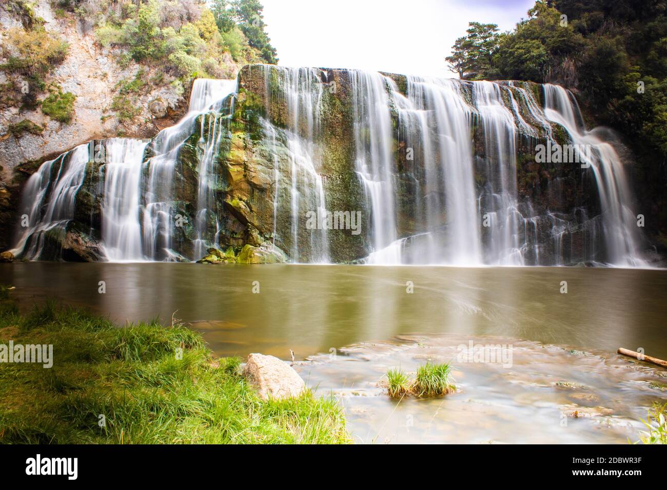 Cascade Cachee Banque D Image Et Photos Alamy