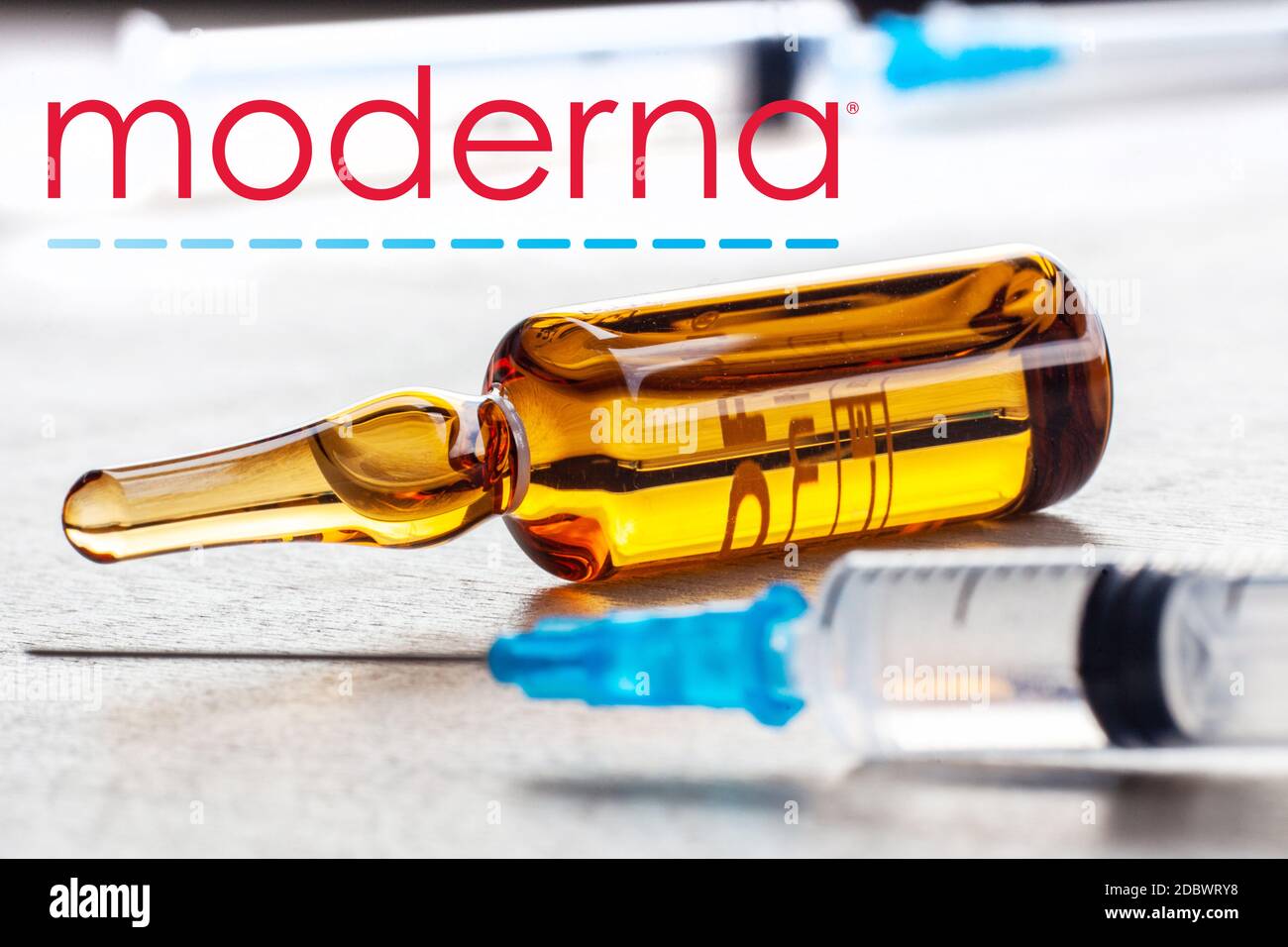 Société pharmaceutique Moderna coronavirus vaccine. Logo Moderna avec vaccin et seringue. Banque D'Images