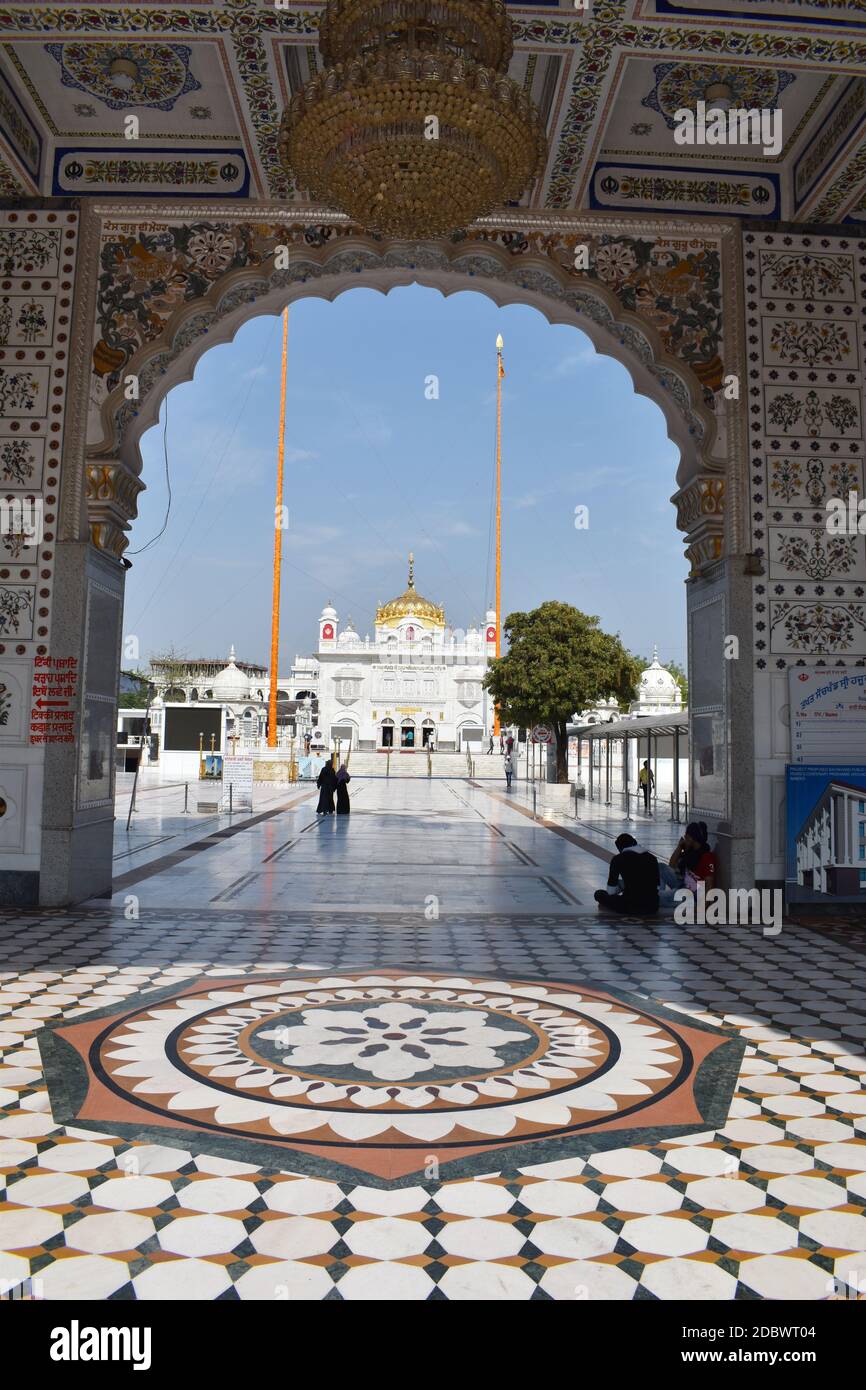 Vue de face depuis la porte d'entrée principale de Takhat Sachkhand Shri Hazur Abchalnagar Sahib, le Gurudwara principal de Nanded et l'un des cinq sièges d'auteur Banque D'Images