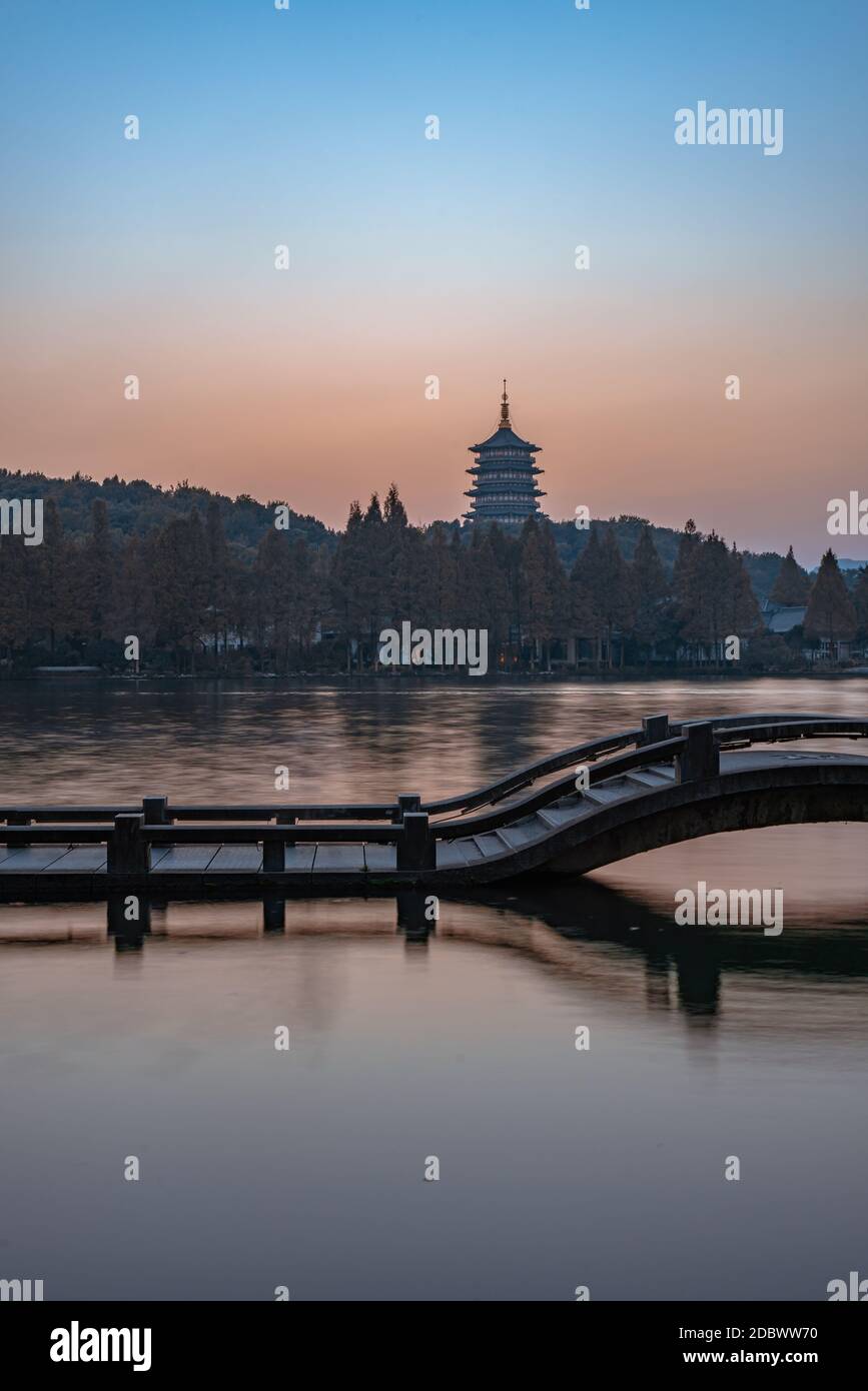 Vue sur l'architecture chinoise au coucher du soleil sur le lac de l'Ouest à Hangzhou, en Chine. Banque D'Images