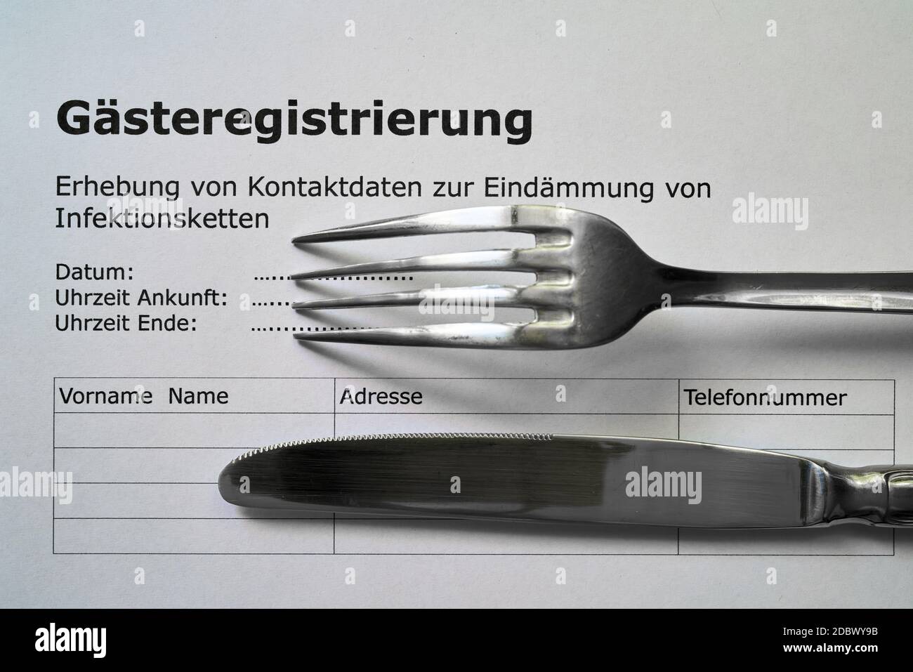 Formulaire d'inscription des invités (GÃ¤steregistrierung) dans un restaurant en Allemagne pendant la pandémie de Corona Banque D'Images