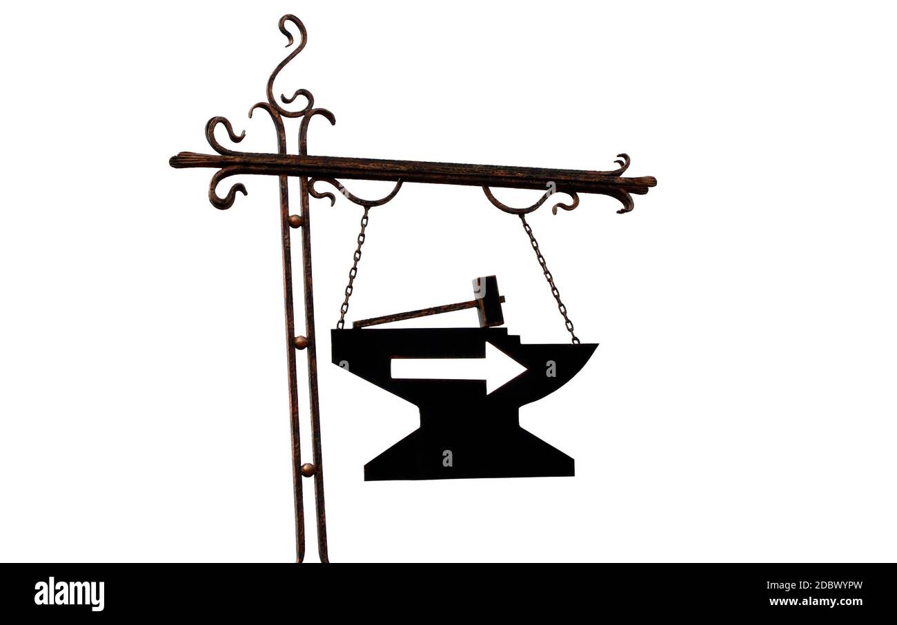 Pointeur de suspension en fer, flèche droite, enclume et marteau isolés sur fond blanc. Dans le style slave ancien Banque D'Images