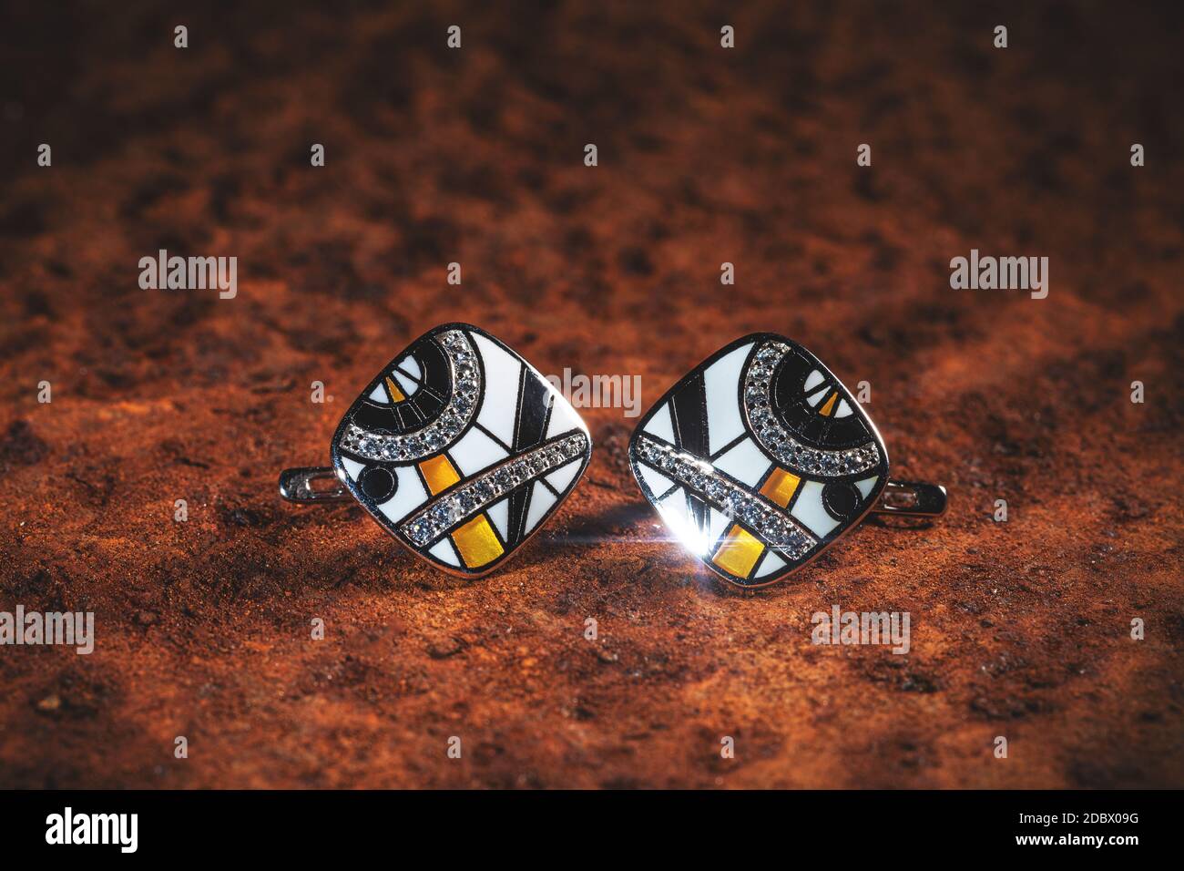 Paire de superbes boucles d'oreilles sur fond marron Banque D'Images