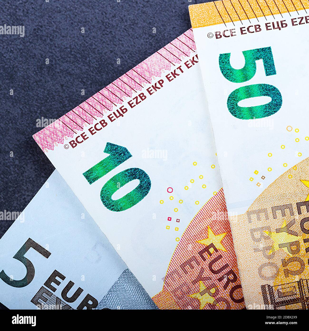 Euro cash sur fond bleu. Billets en euros. Euro monnaie. Facture en euros. Placer pour le texte Banque D'Images