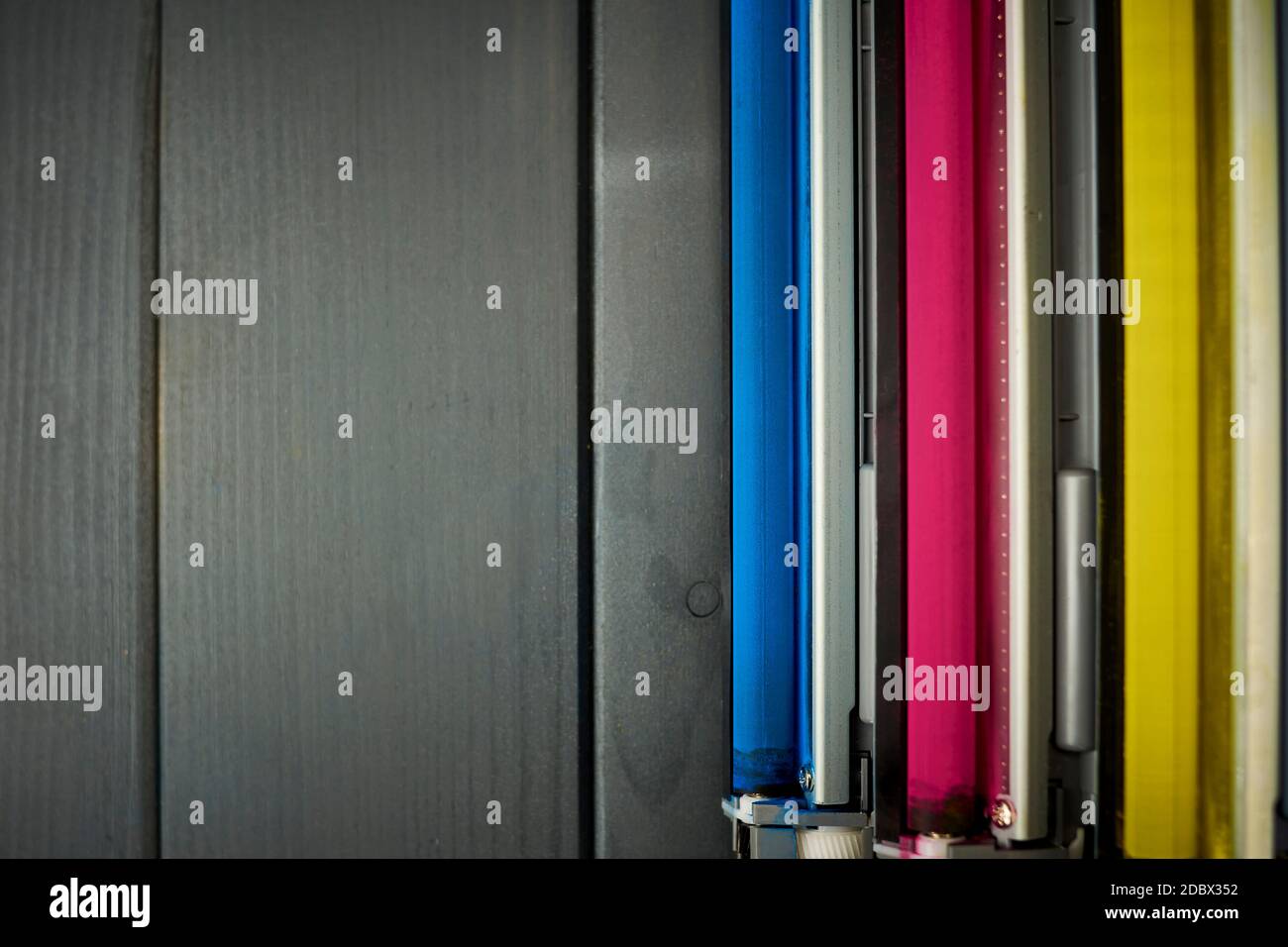 Vue de dessus des rouleaux d'une imprimante laser cartouches couleur sur fond en bois gris Banque D'Images