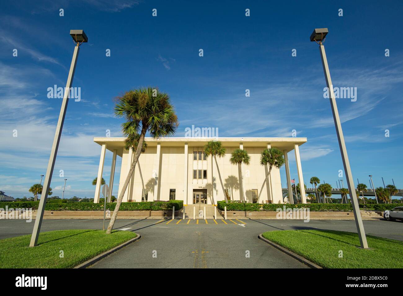 27 octobre 2020. L'annexe du palais de justice du comté de Volusia reflète le soleil pendant un après-midi brillant à Daytona Beach, FL. Banque D'Images 27 octobre 2020. L'annexe du palais de justice du comté de Volusia reflète le soleil pendant un après-midi brillant à Daytona Beach, FL. Banque D'Images