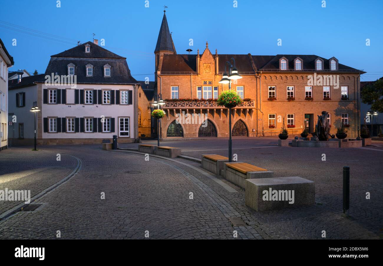 Image panoramique de la place du marché de Bad Sobernheim avec la mairie et l'ancienne pharmacie à l'heure bleue, Allemagne Banque D'Images