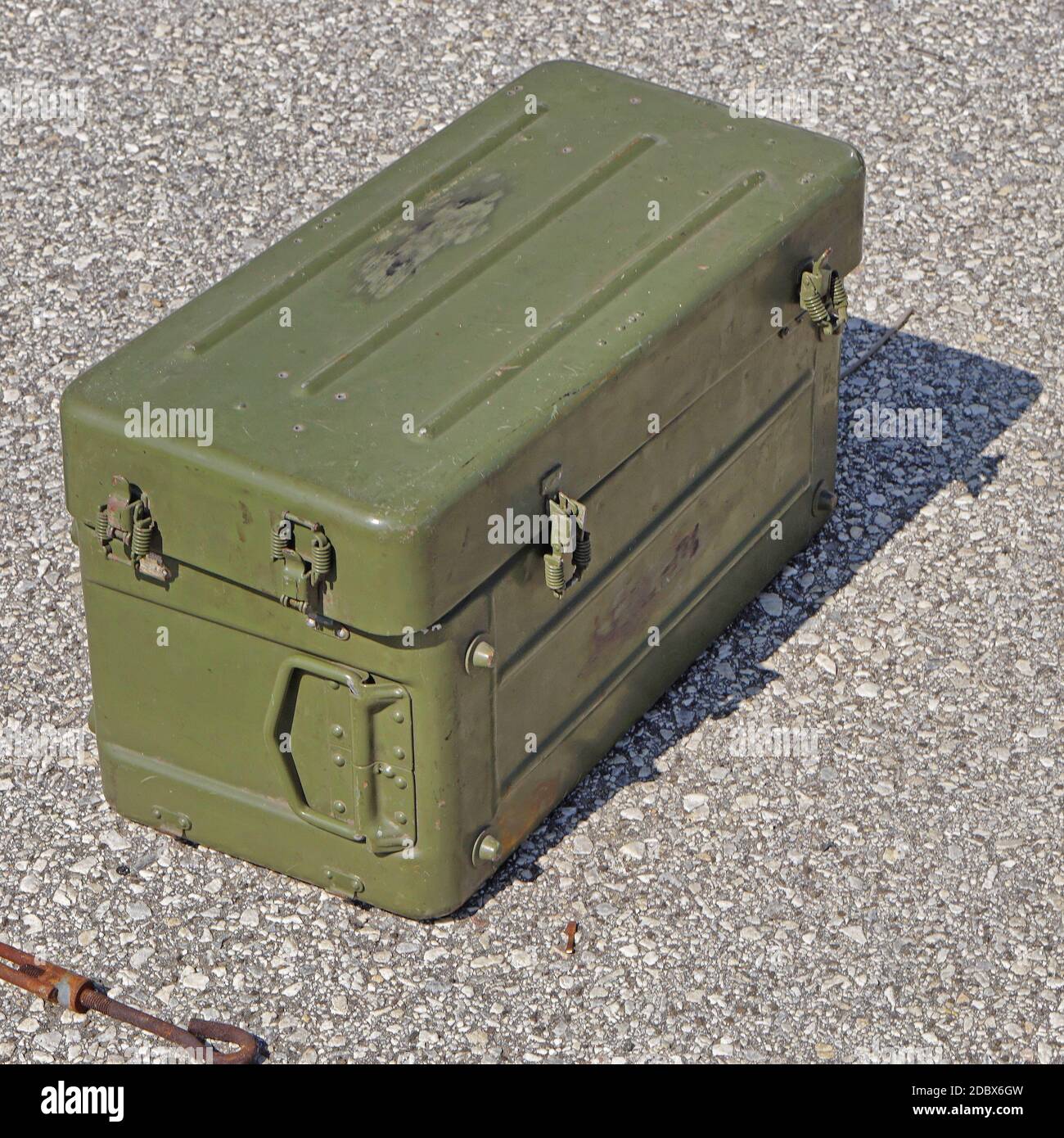 Boîte de munitions d'armée en métal vert dans la rue Banque D'Images