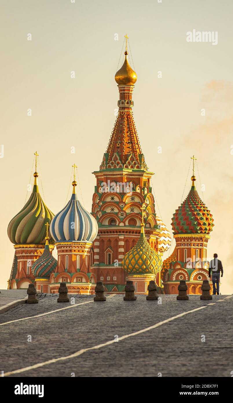 Moscou, vue sur la cathédrale Saint-Basile sur la place Rouge en soirée Banque D'Images