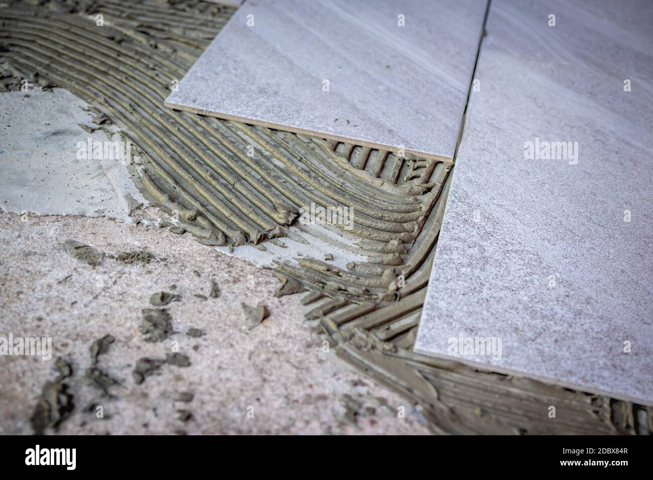 Carrelage posé sur un sol en béton. Photo de haute qualité Banque D'Images