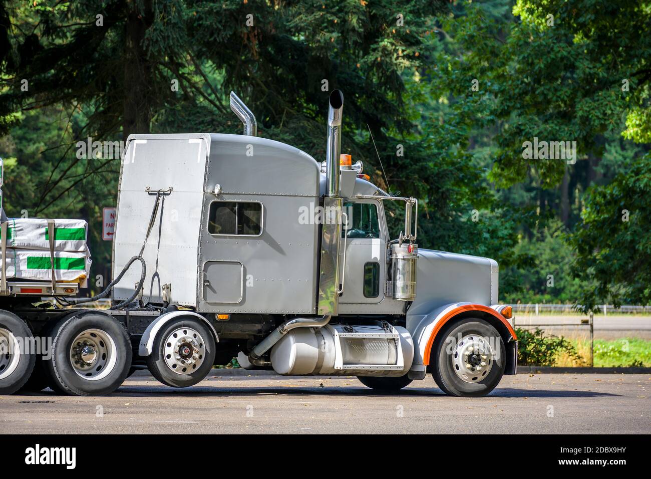 Tracteur de semi-remorque industriel classique blanc long de transport, gros engin de forage 