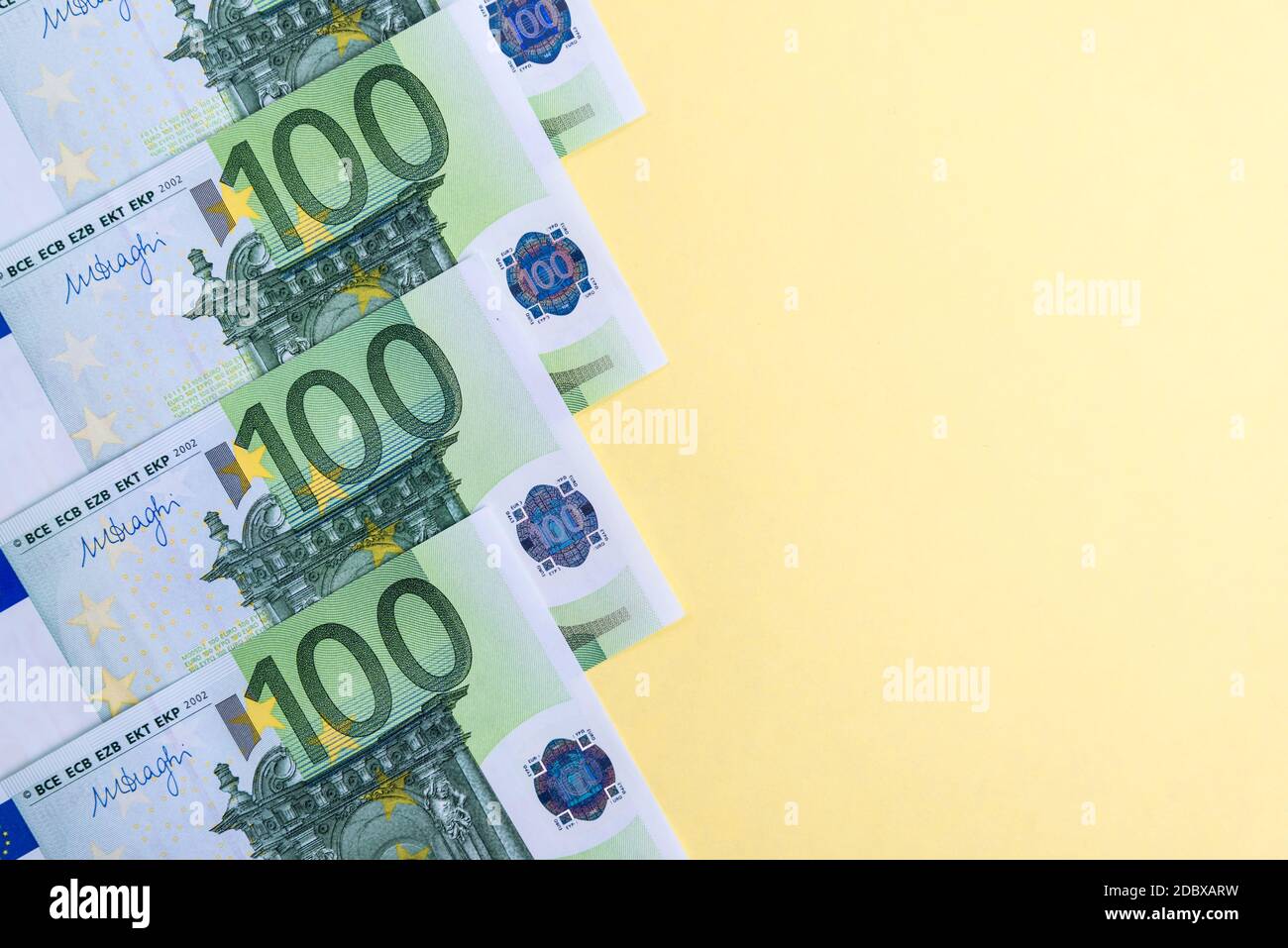Les espèces en euros sur un fond jaune. Billets en euro de l'argent. Euro Argent. Euro bill. Place pour le texte Banque D'Images