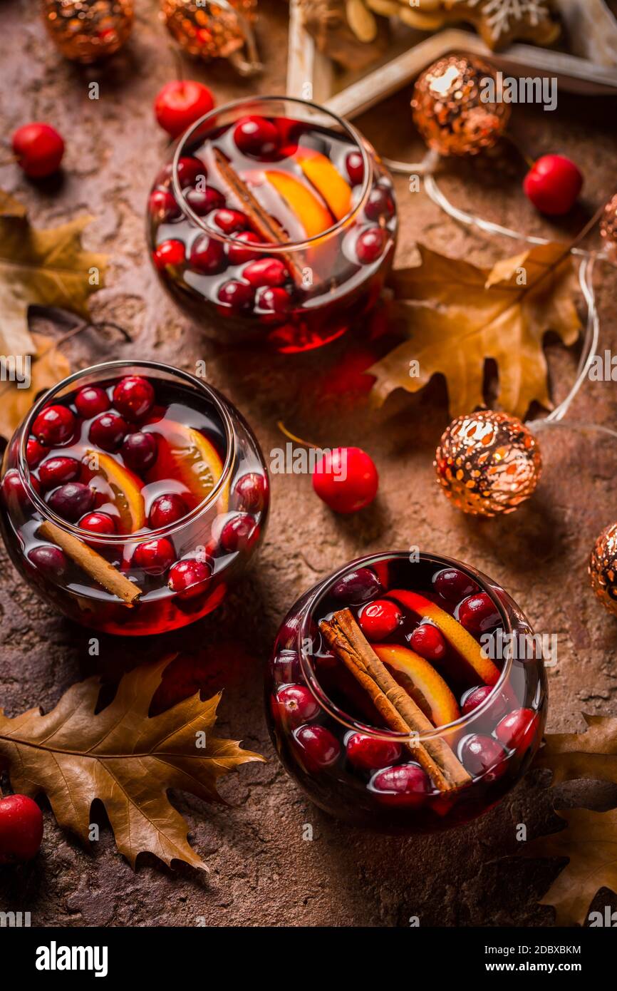 Vin chaud à l'orange, canneberges, cannelle, anis aux feuilles d'automne et lumières de Noël Banque D'Images