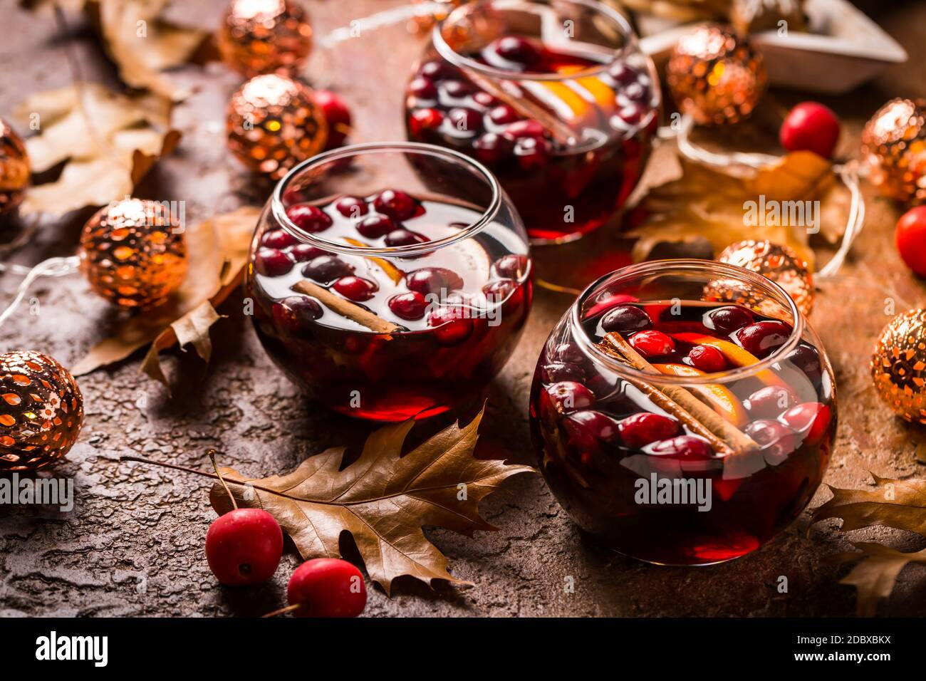 Vin chaud à l'orange, canneberges, cannelle, anis aux feuilles d'automne et lumières de Noël Banque D'Images
