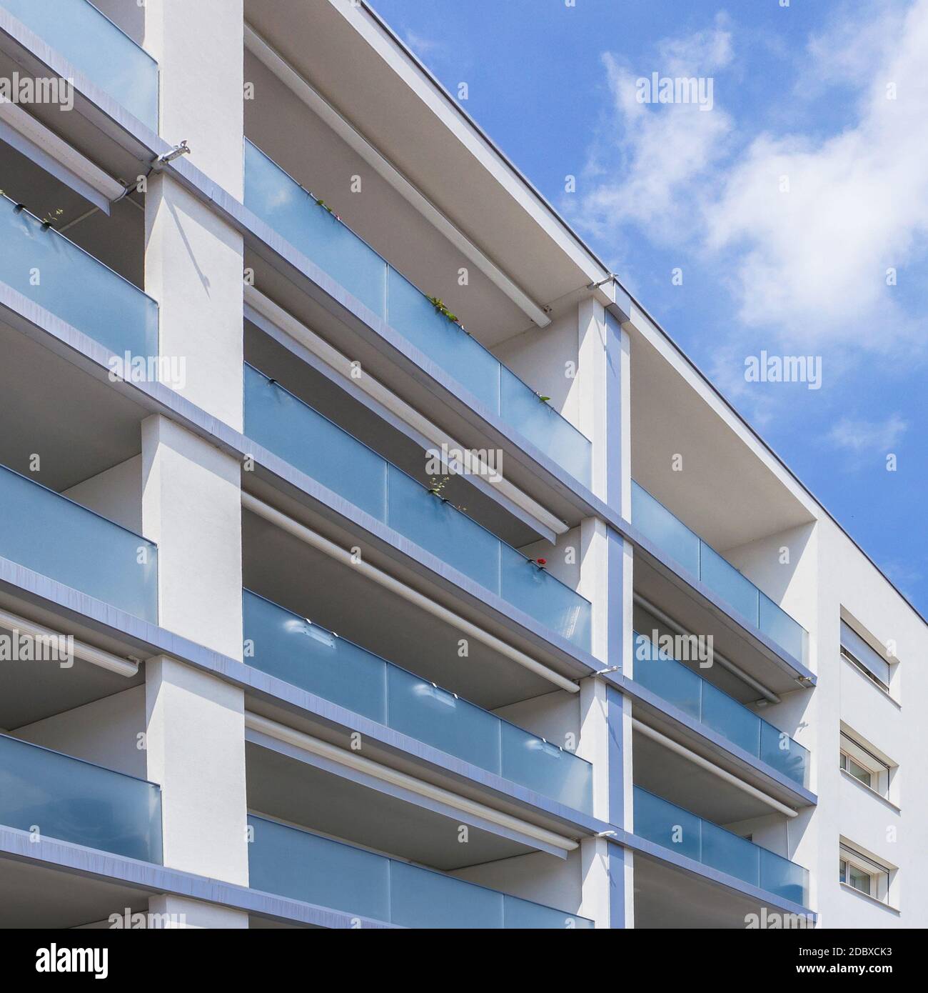 Façade d'un immeuble d'appartements moderne par temps ensoleillé avec un ciel bleu. Façade d'un nouvel immeuble. Banque D'Images